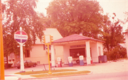 2562 E JOHNSON ST, a Astylistic Utilitarian Building gas station/service station, built in Madison, Wisconsin in 1930.