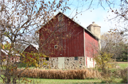 N2278 SMOKEY HOLLOW RD, a Astylistic Utilitarian Building barn, built in Arlington, Wisconsin in 1880.