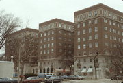 924 E JUNEAU AVE, a Neoclassical/Beaux Arts hotel/motel, built in Milwaukee, Wisconsin in 1918.
