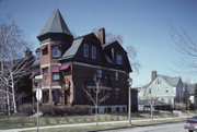 2259 N LAKE DR, a Queen Anne house, built in Milwaukee, Wisconsin in 1890.