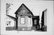 1638 S 4TH ST, a Queen Anne house, built in Milwaukee, Wisconsin in 1902.