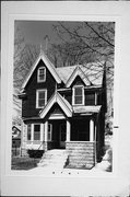 2952 S DELAWARE AVE, a Arts and Crafts house, built in Milwaukee, Wisconsin in 1907.