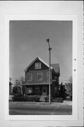 1500-02 W GREENFIELD AVE, a Cross Gabled duplex, built in Milwaukee, Wisconsin in .