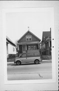 1521 W GREENFIELD AVE, a Front Gabled house, built in Milwaukee, Wisconsin in .