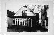 2564 S LENOX ST, a Front Gabled house, built in Milwaukee, Wisconsin in 1923.