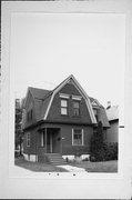 1000 E MONTANA AVE, a Dutch Colonial Revival house, built in Milwaukee, Wisconsin in 1901.