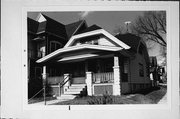 460 E LINCOLN AVE, a Bungalow house, built in Milwaukee, Wisconsin in 1924.