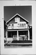 804-06 E LINCOLN AVE, a Craftsman duplex, built in Milwaukee, Wisconsin in 1924.