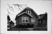 915 E LINCOLN AVE, a Bungalow house, built in Milwaukee, Wisconsin in 1925.