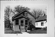 702 E LINUS ST, a Front Gabled house, built in Milwaukee, Wisconsin in 1920.