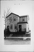 827-29 E LINUS ST, a Front Gabled duplex, built in Milwaukee, Wisconsin in .