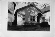 832 E LINUS ST, a Front Gabled house, built in Milwaukee, Wisconsin in .