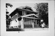 2863 S MABBETT AVE, a Arts and Crafts house, built in Milwaukee, Wisconsin in 1921.