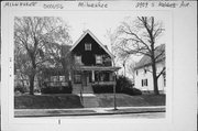 2909 S MABBETT AVE, a Arts and Crafts house, built in Milwaukee, Wisconsin in 1911.