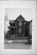 517 W MADISON ST, a Queen Anne house, built in Milwaukee, Wisconsin in 1892.