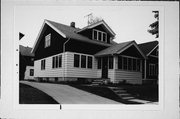 1027 E MANITOBA ST, a Bungalow house, built in Milwaukee, Wisconsin in 1922.