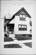 1425 E RUSSELL AVE, a Gabled Ell house, built in Milwaukee, Wisconsin in 1900.