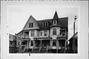 921-27 W SCOTT ST, a Queen Anne apartment/condominium, built in Milwaukee, Wisconsin in 1899.