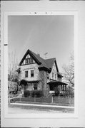 1018 W SCOTT ST, a Craftsman house, built in Milwaukee, Wisconsin in 1909.