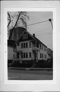 1818-1820 N WARREN AVE, a Queen Anne duplex, built in Milwaukee, Wisconsin in 1889.