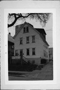 1822-1824 N WARREN AVE, a Front Gabled duplex, built in Milwaukee, Wisconsin in 1921.