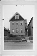 1932-1934 N WARREN AVE, a Front Gabled duplex, built in Milwaukee, Wisconsin in 1891.