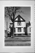1016 W WASHINGTON ST, a Queen Anne house, built in Milwaukee, Wisconsin in .