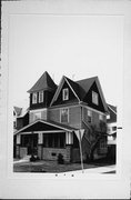 2833 S WENTWORTH AVE, a Queen Anne house, built in Milwaukee, Wisconsin in 1900.