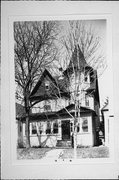 2978 S WENTWORTH AVE, a Queen Anne house, built in Milwaukee, Wisconsin in 1902.