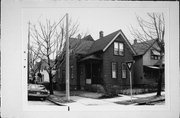 2400 S WOODWARD ST, a Gabled Ell house, built in Milwaukee, Wisconsin in 1892.