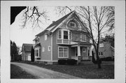 909 OR 909A E WASHINGTON ST, a Queen Anne house, built in West Bend, Wisconsin in .