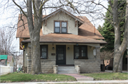 1008 LINCOLN AVE, a Bungalow house, built in Waukesha, Wisconsin in 1919.