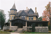 537 E WISCONSIN AVE, a Queen Anne house, built in Neenah, Wisconsin in 1883.