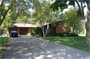 907 OAKWOOD RD, a Contemporary house, built in Algoma, Wisconsin in 1975.