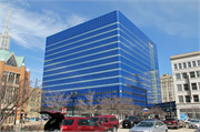 310 W WISCONSIN AVE, a Late-Modern large office building, built in Milwaukee, Wisconsin in 1982.