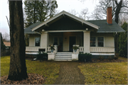 922 N BROADWAY 922 N BROADWAY, a Bungalow house, built in De Pere, Wisconsin in 1915.