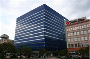 310 W WISCONSIN AVE, a Late-Modern large office building, built in Milwaukee, Wisconsin in 1982.