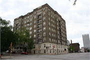 709 E JUNEAU AVE, a Neoclassical/Beaux Arts apartment/condominium, built in Milwaukee, Wisconsin in 1915.