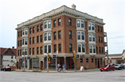 624-632 E OGDEN AVE, a Neoclassical/Beaux Arts apartment/condominium, built in Milwaukee, Wisconsin in 1901.
