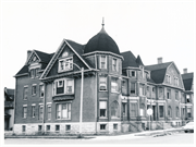 903-919 N 14TH ST, a Dutch Colonial Revival row house/townhouse, built in Milwaukee, Wisconsin in 1897.