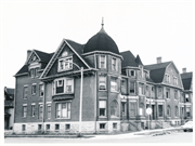 903-919 N 14TH ST, a Dutch Colonial Revival row house, built in Milwaukee, Wisconsin in 1897.