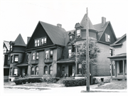 1420-1432 W KILBOURN AVE, a Queen Anne apartment/condominium, built in Milwaukee, Wisconsin in 1897.
