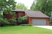 2903 ROBIN CT, a Contemporary house, built in Fitchburg, Wisconsin in 1984.