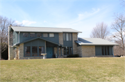 5205 S SKYLINE DR, a Contemporary house, built in New Berlin, Wisconsin in 1967.