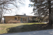 5310 S SKYLINE DR, a Contemporary house, built in New Berlin, Wisconsin in 1960.