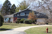 5325 S JESSICA CT, a Contemporary house, built in New Berlin, Wisconsin in 1964.