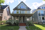 2967 N FARWELL AVE, a Colonial Revival/Georgian Revival house, built in Milwaukee, Wisconsin in 1902.