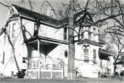 821-823 West Ave S, a Queen Anne house, built in La Crosse, Wisconsin in 1883.