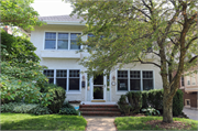 4927 W WOODLAWN CT, a Craftsman house, built in Milwaukee, Wisconsin in 1914.