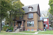 3630 W PARK HILL AVE, a Colonial Revival/Georgian Revival house, built in Milwaukee, Wisconsin in 1900.